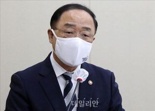 홍남기도 지급한 '퇴거 위로금'…로또 당첨금처럼 세금 매긴다