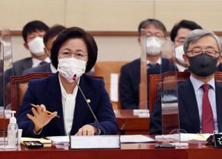 &lt;포토&gt; 법사위 답변하는 추미애 장관