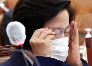 &lt;포토&gt; 안경 만지는 추미애 법무부 장관
