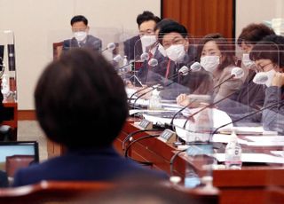 &lt;포토&gt; 추미애 장관에게 질의하는 장제원 의원