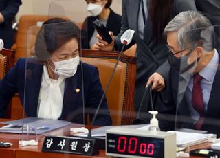 &lt;포토&gt; 인사하는 추미애-최재형