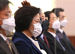 &lt;포토&gt; 머리 만지는 추미애 법무부 장관