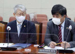 &lt;포토&gt; 한상혁 방송통신위원장과 대화하는 최기영 과학기술정보통신부 장관