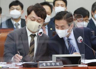 <포토> 자료보는 최재성 청와대 정무수석과 김영춘 국회 사무총장