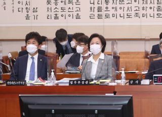 &lt;포토&gt; 법사위 출석한 최재형 감사원장과 추미애 법무부 장관