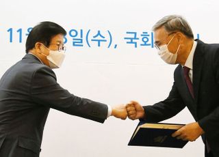 &lt;포토&gt; 이종석 남북국회회담 추진 자문위원장과 인사하는 박병석 국회의장