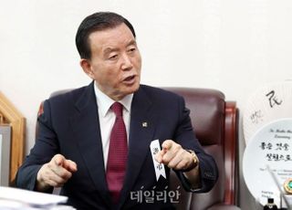 홍문표, '호텔방 개조론' 맹공…"전문가에 맡겨라"