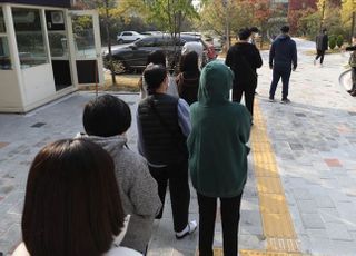 감염학회 경고 "1~2주 후 확진자 하루 1000명 육박…거리두기 격상해야"