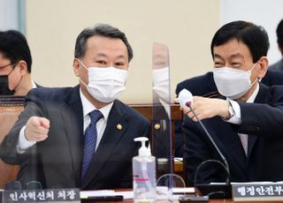 &lt;포토&gt; 대화하는 진영 행정안전부 장관과 황서종 인사혁신처장