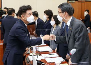 &lt;포토&gt; 은성수 금융위원장과 주먹인사하는 김병욱 간사