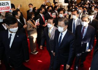 조은산 "文은 가만히 구경하고...'투견' 추미애·김현미만 싸워"