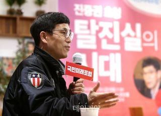 진중권 "추·윤사태, 추미애 개인적 똘끼의 발로겠나…뒤에 당정청이"