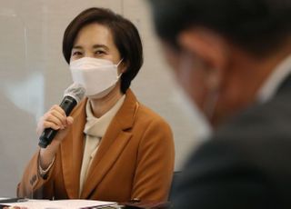 &lt;포토&gt; 유은혜, 고졸 청년 사회진출 지원을 위한 교육부-경제단체 간담회