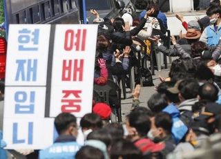 경찰, 화염병 투척 등 불법 행위…사랑제일교회 압수수색