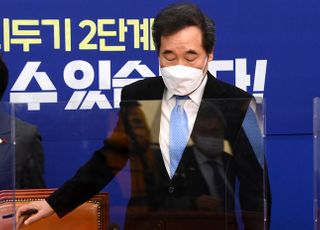 &lt;포토&gt; 굳은 표정의 이낙연 대표, 검찰 조사받던 측근 극단선택...