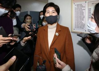 &lt;포토&gt; 공수처법 개정안은 어떻게? 답변하는 백해련