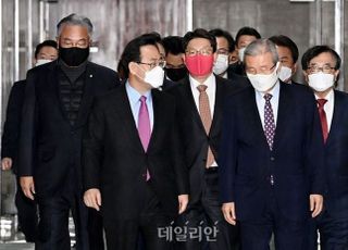 "상대 '카드' 먼저 보자"…국민의힘, 공관위 구성 늦춘다