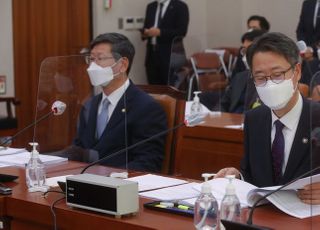 &lt;포토&gt; 법사위 공수처법 안건조정위원회 참석한 이용구 법무부 차관과 김인겸 법원행정처 차장