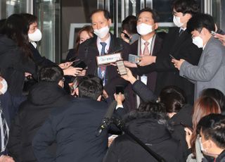 [데일리안 출근길뉴스] 공수처법 참여 안한 조응천 징계?, 윤갑근 구속, 징계위 기피신청 기각… 심재철은 스스로 회피, 확진자 700명 안팎 예상, 美 화이자 백신 긴급사용 권고 등