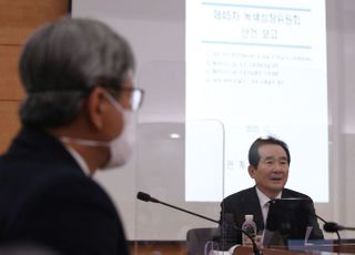 &lt;포토&gt; 녹색성장위원회 주재하는 정세균 총리