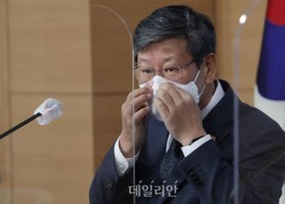 &lt;포토&gt; 합동브리핑 참석한 이용구 차관