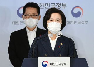 &lt;포토&gt; 박지원 "국정원 정치개입 절대 없을 것"...추미애 "검찰개혁 소명 완수할 것"