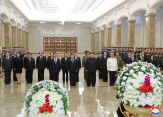 김정은·김여정, 김정일 9주기 맞아 금수산궁전 참배