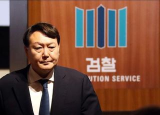 "사퇴는 안 돼"…윤석열 힘 싣는 야권과 사법부에 쏠리는 눈