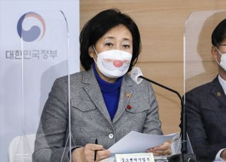 &lt;포토&gt; 답변하는 박영선 중소벤처기업부 장관