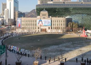 &lt;포토&gt; 코로나19 검사 받기 위해 길게 줄 선 시민들