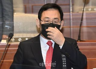 주호영, 원내대표 재신임 받아…의총서 박수로 결정