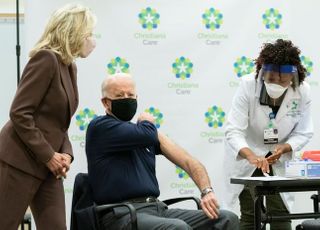바이든, 한국이 못구한 '화이자 코로나 백신' 생중계 접종
