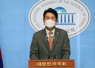 &lt;포토&gt; 국민의힘 탈당 기자회견 갖는 전봉민 의원