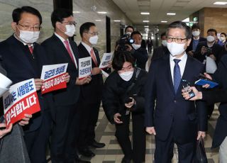 &lt;포토&gt; 항의 받는 변창흠 국토교통부 장관 후보자 