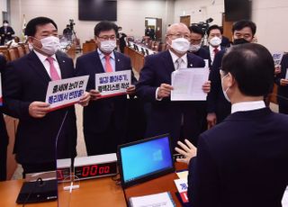 &lt;포토&gt; 변창흠 후보자 면전에 항의 피켓 든 국민의힘 의원들