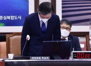 &lt;포토&gt; 고개숙인 변창흠 "거듭 사과의 말씀 올린다"