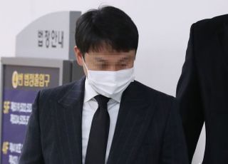 &lt;포토&gt; 승리 동업자 유인석, 1심서 집행유예