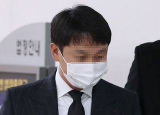 <포토> 법정 나서는 유인석