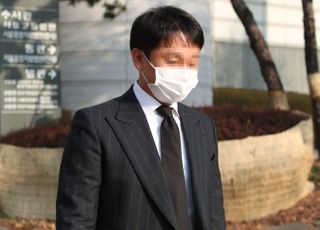 <포토> 집행유예 선고 받은 후 법원 나서는 유인석