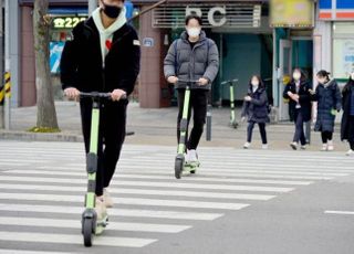 오락가락하는 전동킥보드 규정…의무보험 논의 거세진다