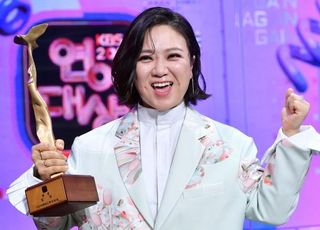 'KBS 연예대상', 김숙, 데뷔 25년 만에 대상 …최고의 프로그램은 '1박2일'