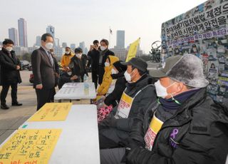 &lt;포토&gt; 중대재해기업처벌법 제정 촉구 단식농성 17일차, 농성장 방문한 정세균 국무총리