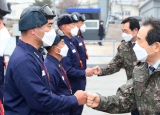 &lt;포토&gt; 국군장병 연말 위문 나선 정세균 총리