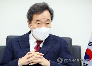 '이명박·박근혜 사면론'에 친문 네티즌 "전쟁 중 정신나간 발언 이낙연 사퇴하라"