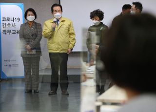 &lt;포토&gt; 간호사 직무교육 현장 찾아 격려하는 정세균 총리