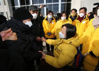 &lt;포토&gt; 단식농성 26일째, 병원에서 단식농성장 복귀한 정의당 강은미 원내대표