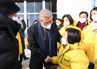 &lt;포토&gt; 단식농성장 복귀한 강은미 원내대표 격려하는 김종인 비대위원장