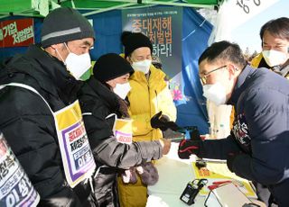 &lt;포토&gt; 단식 27일째, 중대재해기업처벌법 단식농성장 방문한 방송인 김제동