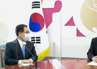 &lt;포토&gt; 유영민 대통령 비서실장과 대화하는 김종인 비대위원장