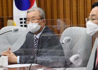 &lt;포토&gt; 아동학대 근절 대책 연석회의 발언하는 김종인